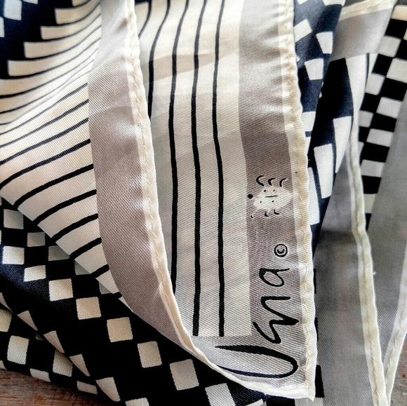 Vera Accessories - SIGNED VINTAGE VERA Geometric Art Scarf-Blue White